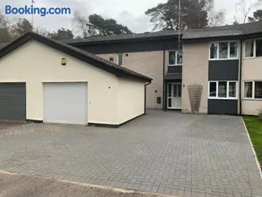 5 Bed Camberley Airport Accommodation - Image 2