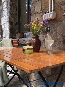 The Stone Garden Apartment - free parking, private yard - Image 4