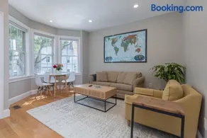 Sunny convenient home w/ private patio! Easy walk to everything! - Image 3