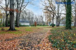 Charming villa in the heart of a historic estate - Image 4