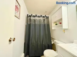 Comfortable Room BU, UHS, Lourdes, Queen Bed - Image 2