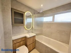 Modern 3BR Home - Kingsize Bed, Office & Garden - Image 5