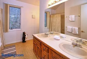 Rustic 3 bedroom home Moose Lodge - Image 3