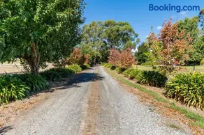 Peaceful 4-Bedroom Vineyard Retreat in Hahndorf - Image 4