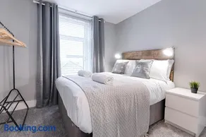 3RM Flat, Smart Tv's, close to all amenities - Image 1