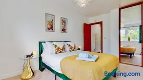 Riverside Apartment with Parking 1 Mile from Town Centre - Image 2