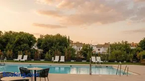 Luxury 3BR apartment with POOL & FREE parking - Image 1