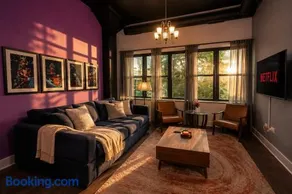 McCormick Place Huge 2BR Cozy Loft Suite with Optional Parking Sleeps 8 Near Soldier Field and Grant Park - Image 1
