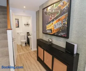 Silverstone Paddock Retreat - Image 3
