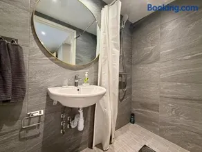 10 Bedroom Workers Villa With Free Parking - Image 2