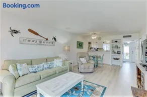 Resort Style Condo by the Beach with Heated Pool at Runaway Bay - Image 5