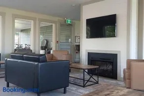 Beautiful vacation home with waterview. - Image 3