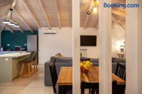 Kamari Luxury Apartment - Image 2