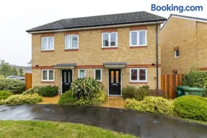 Heathrow House with Parking - Sleeps 5 near M25, Virginia Water, Thorpe Park & Legoland, Mid To Long Term Bookings Welcome - Image 5