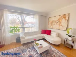 Sunny House - Main Floor, Free parking, in Toronto - Image 1