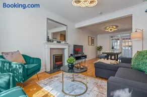 Perivale Grand 6-Bedroom Retreat - Pool Table - Image 3