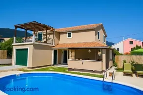 Holiday home near Split with private pool & garden - Image 2