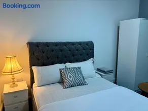 Room 4 on Green Road - Image 2