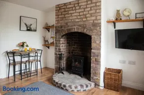 COSY COTTAGE ON BERNARDS HILL by SHIRE STAYS - Image 5