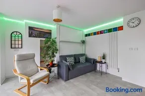 Substantial 5 bedroom townhouse with disabled access apartment, private off road parking space with EV point from 15th April 26, jaccuzi bath, Netflix and Wifi, near Argyle, boutique shops eateries and pubs - Image 2