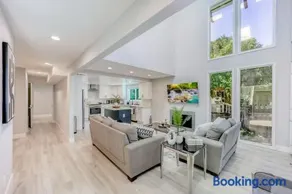601-Lavish Family Home w AC & Patio near Meta & Stanford - Image 2