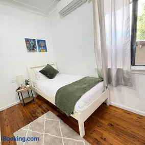 Spacious 3BR Family Home-Parking- Near Liverpool - Image 2