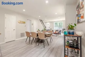 Townhouse with 2 Private Rooms in Shared Home with Host - Image 1