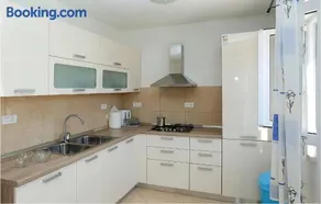 Three-Bedroom Holiday Home In Pucisca - Image 5
