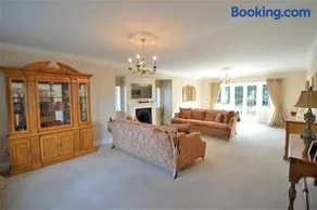 Lavish4Bed Mansion in Warrington - Image 3