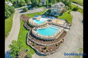 SPACIOUS 8 BR FAMILY HOME with Fun Room & Hot Tub - Image 4