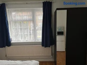 Large Double Bedroom with free on site parking max car length 5 metres - Image 5