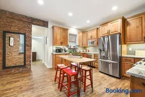 HostWise Stays - The Larryville - Amazing Bathroom, Perfect Location, Custom Build - Image 3
