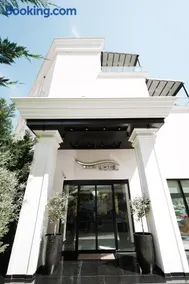 Sea View Hotel - Image 5