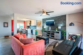 Minutes to Old Town & Stadium, Pool, Sauna, Gazebo, Hot Tub, Fire Pit, Sleeps 14 - Image 3