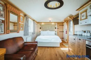 Hornington Manor Luxury Shepherd Huts - Image 2