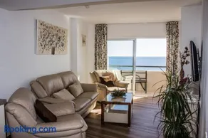 Beachfront apartment in Fuengirola with sea views - Image 2