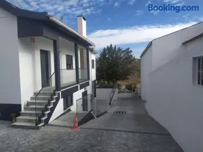 Hall 92 Quartos com WC em moradia com piscina A-das-Lebres Loures - Image 1