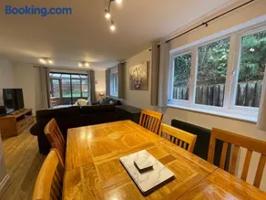 Large 5 bed detached house near Stansted Airport with Parking for 2 vehicles! Stansted Stays - Image 5
