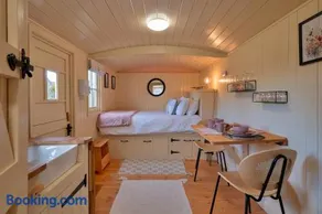 Finest Retreats - The Flower Hut - Image 4