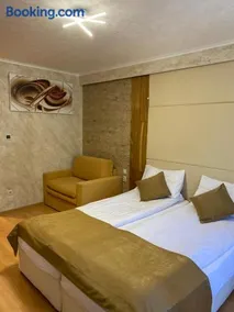 HQ apartments Villa Park - Image 4