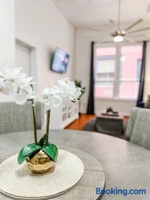 Gaslamp 2bdrm W Parking & 5 Beds #303 - Image 1