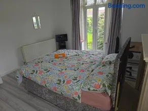 Jusdor Six bed Lovely Home in Filton - Image 2