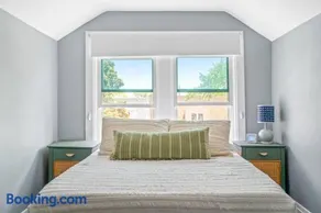 Norwood Park/Edison Park! Workstation & In-unit Laundry! 2nd Floor Apt - Image 4