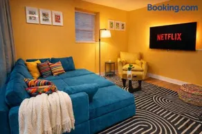 Modern 3BR Chicago Downtown Apartment Near Loyola University & Lakefront - Image 1