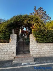 Bougainvillea Garden Apartment - Image 4