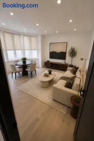 Luxury 4BR Home Near BMW Plant & Parking - Image 1