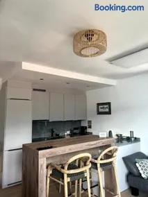 Chic & Cozy Lake View Apartment - Image 3