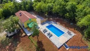 Beautiful villa Eden with pool and jacuzzi immersed in the vegetation - Image 1