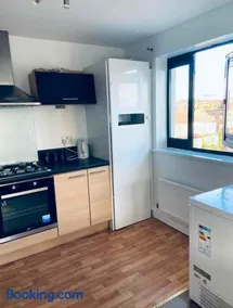 Alba Bally, 2 Bed Flat, by Grays Station - Image 3