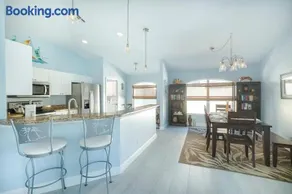 Luxury 3 Bed 2 Bath Home with Pool and Spa - Image 4